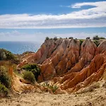 Charming House In With Shared Pool Lägenhet