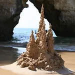 Charming House In With Shared Pool *